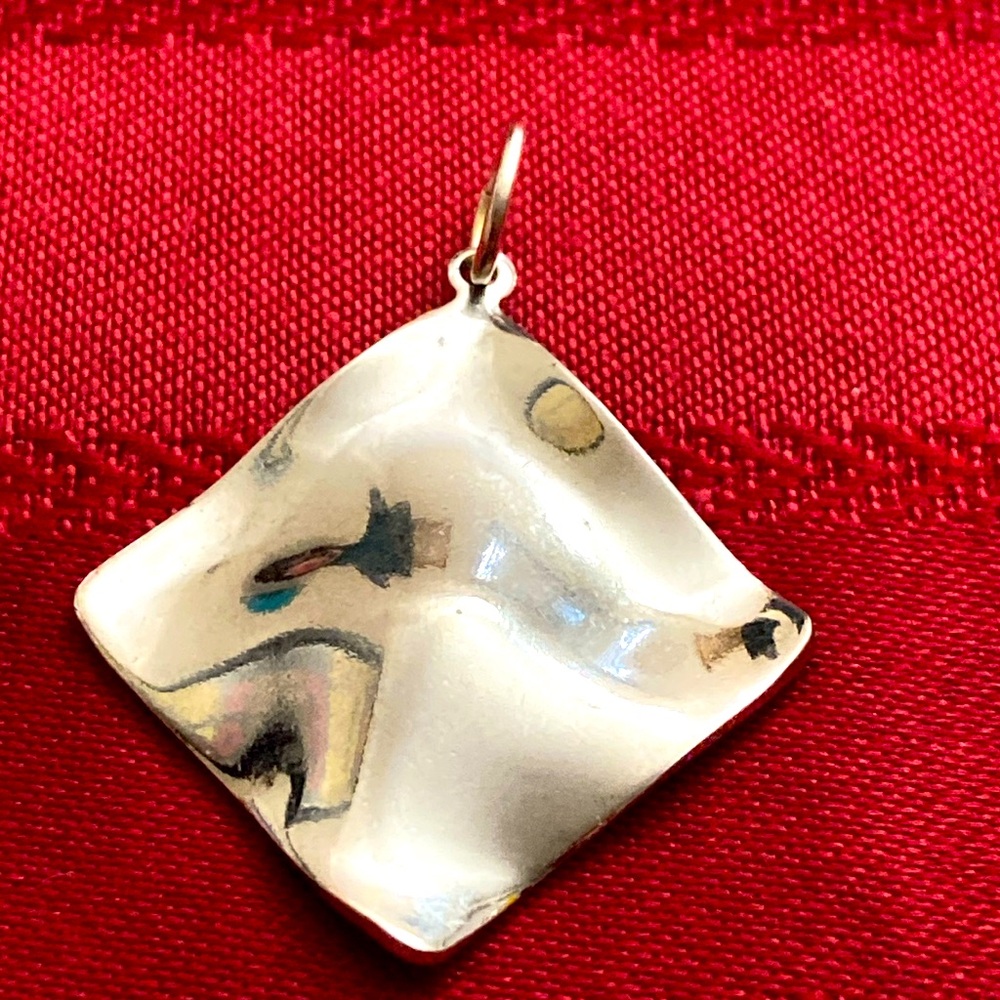 5/$10❤️❤️❤️Vintage 90s Silver Alloy Charm Pendant
